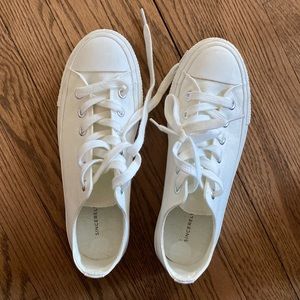 White platform sneaker - like brand new size 8